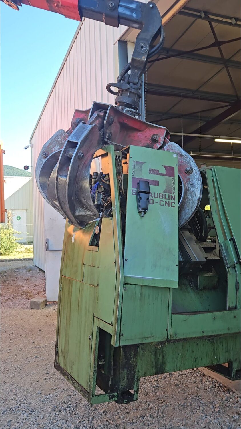 Enlèvement d'une machine industrielle au camion-grue par Isère Débarras
